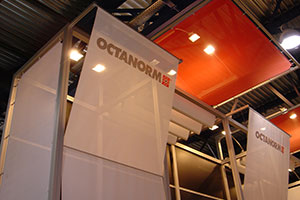 Выставочный стенд собранный из профилей Octanorm