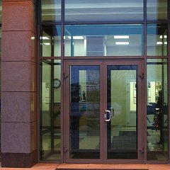 Входная группа из алюминиевого профиля вход в офис
