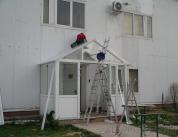 Тамбур входной из алюмииевого профиля с двускатной крышей
