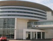 Стандартный вентилируемый фасад автотехцентра остекленный при помощи алюминиевого профиля